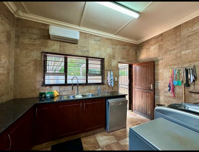 4 BEDROOM HOUSE FOR SALE IN MEER EN SEE